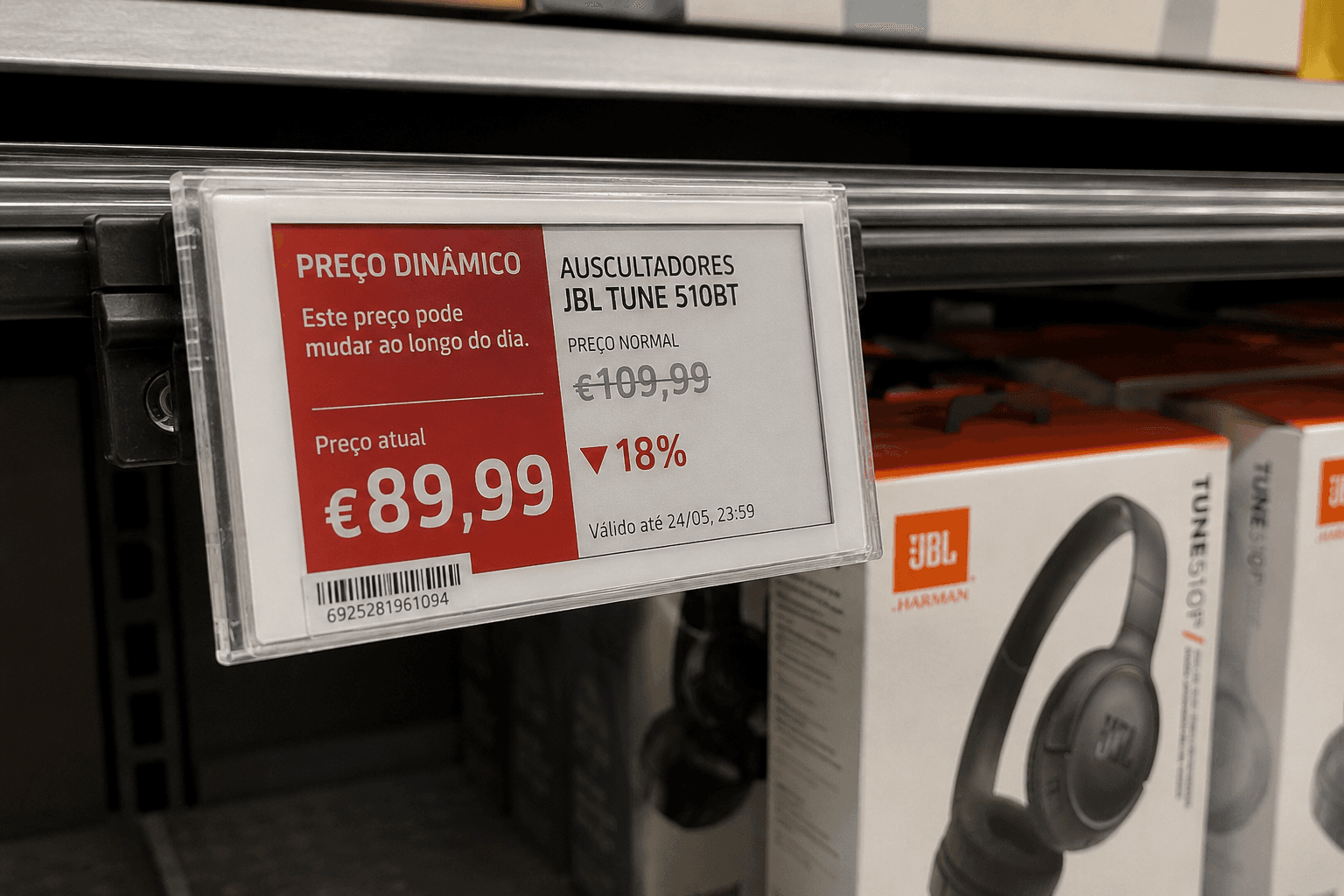 Etiqueta eletrónica de preço dinâmico para auscultadores JBL com desconto de 18% na prateleira.