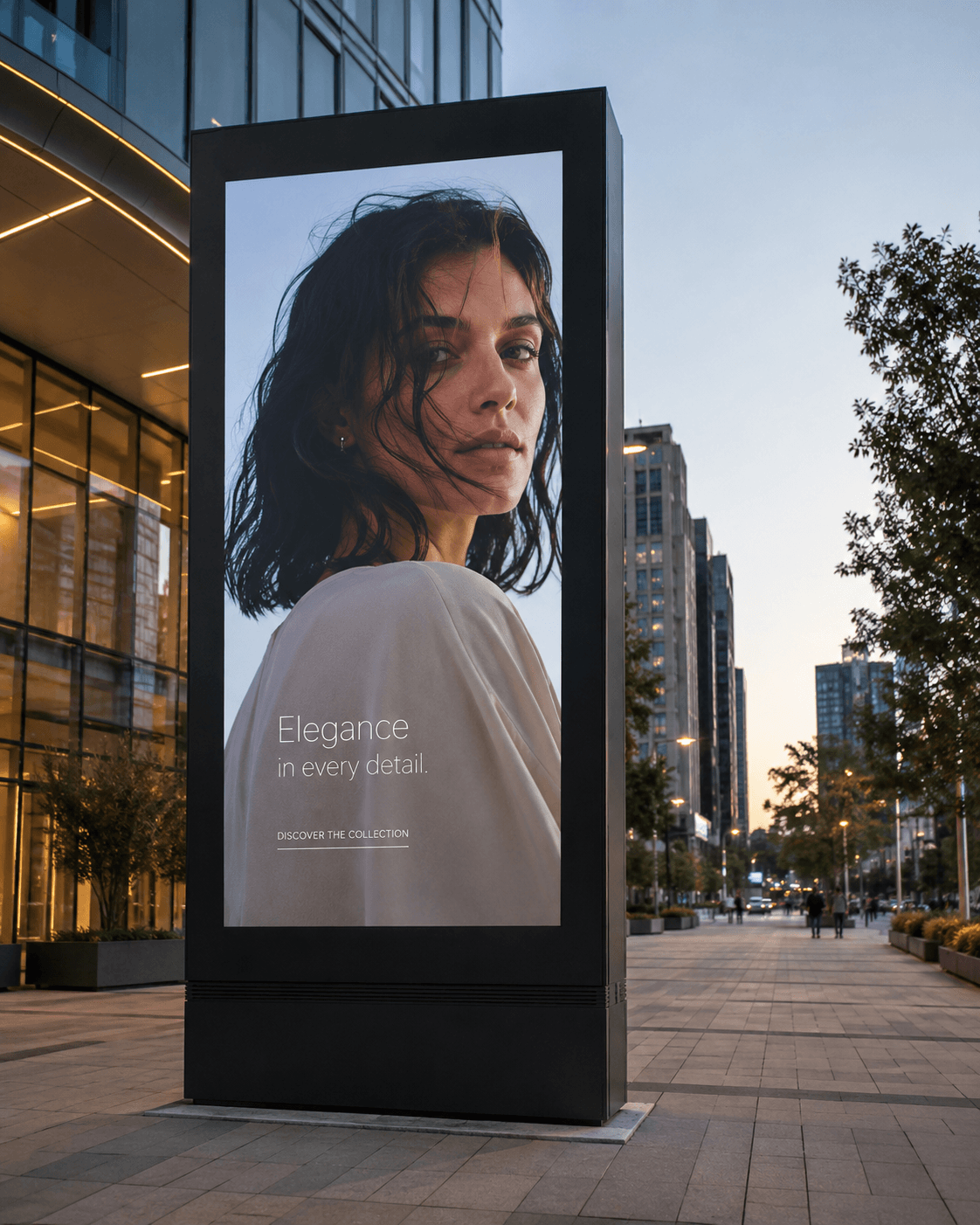 Totem publicitário digital em uma calçada urbana exibindo o retrato de uma mulher elegante.